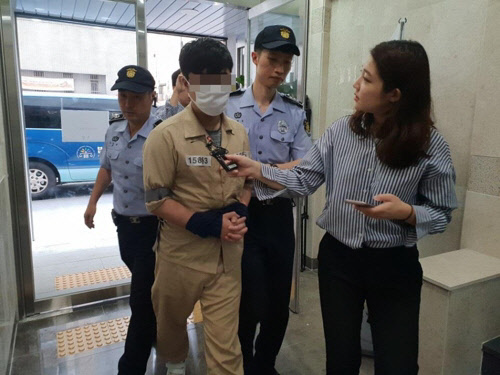 특검, 드루킹 측근 '서유기' 소환  댓글조작 의혹 관련 '드루킹' 김동원 씨의 공범인 경제적공진화모임(경공모) 핵심멤버 '서유기' 박모씨가 21일 오전 서울 서초구 특검 사무실로 소환되고 있다. 2018.7.21